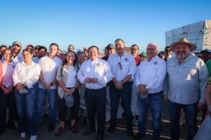 Autoridades y ciudadanía trabajaron en equipo durante la jornada en la que Joaquín Díaz Mena encabezó limpieza de playas, reforzando la cultura ambiental en Yucatán.