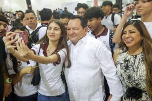 El Gobernador Joaquín Díaz Mena inauguró el Much’ Ik en el Centro de Convenciones Siglo XXI, marcando el inicio del Festival de las Juventudes 2025.