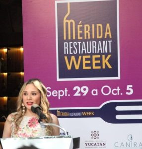 Claudia González Góngora, presidenta de Canirac Yucatán, durante el corte inaugural de la Séptima edición del Mérida Restaurant Week, invitando a locales y visitantes a disfrutar de la gastronomía yucateca.