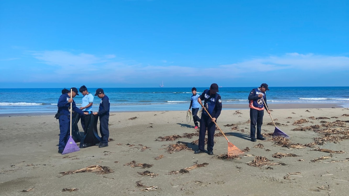 Marina realiza jornada de limpieza en playas de Tabasco