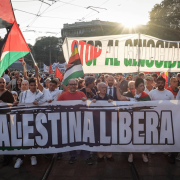 Más de 100 mil personas marchan en Italia