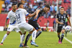 Monterrey enfrenta a los gallos blancos del Querétaro, y de ganar podría seguir como líder general del Apertura 2025. 