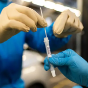 Nueva variante de COVID-19 domina la mayoría de los casos