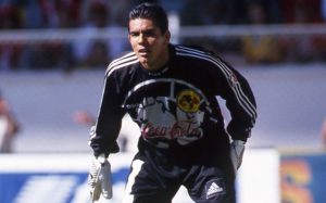 Oswaldo Sánchez, ídolo rojiblanco con un breve paso en Coapa, es parte de la lista de futbolistas que jugaron en América y Chivas.