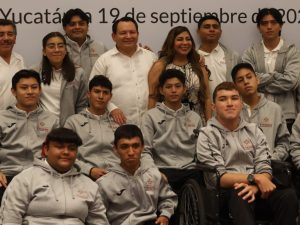 El Gobernador Joaquín Díaz Mena abanderando a la delegación yucateca rumbo a la Paralimpiada Nacional CONADE 2025.