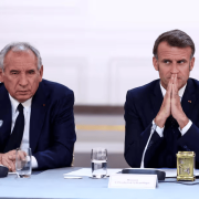 Parlamento de Francia destituye a Bayrou