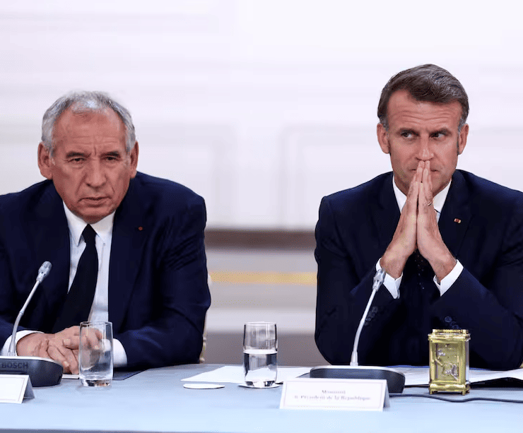Parlamento de Francia destituye a Bayrou