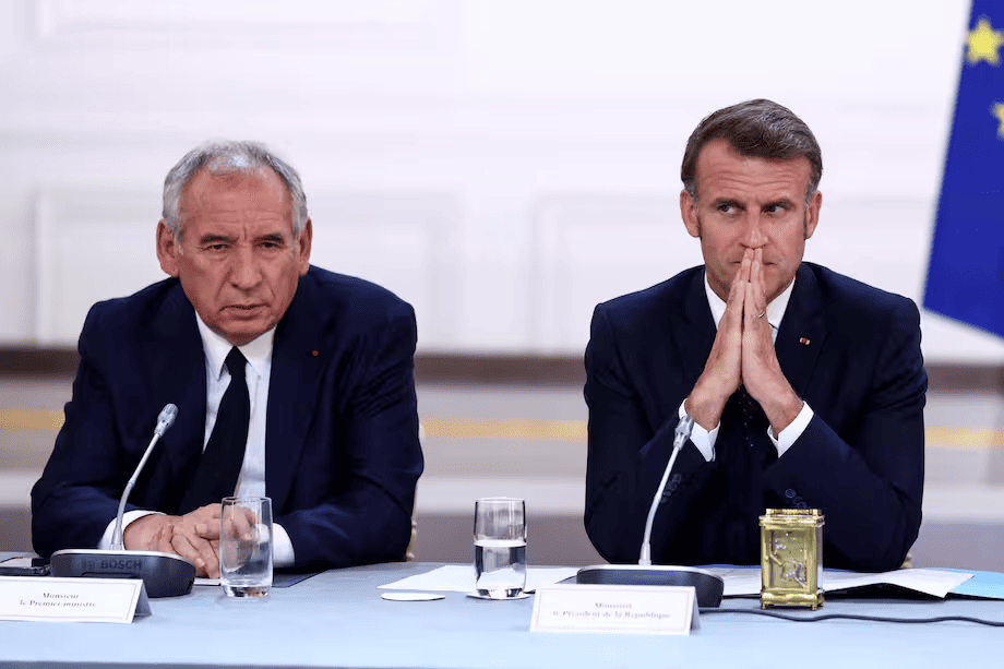 Parlamento de Francia destituye a Bayrou