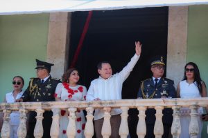Más de 4,900 participantes engalanan desfile cívico-militar en Mérida