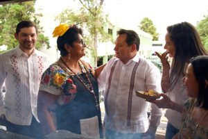 Cocineras tradicionales preparan platillos emblemáticos de Yucatán en el festival “Yucatán en Los Pinos”, demostrando cómo las tradiciones de Yucatán llegaron a los Pinos con sabor y autenticidad.