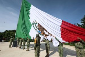 La conmemoración del Día Nacional de Protección Civil incluyó un minuto de silencio en memoria de las víctimas, resaltando la solidaridad y la prevención ante desastres naturales en Yucatán.