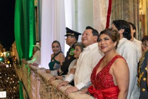 Miles de familias se congregaron la noche de este lunes en la Plaza Grande de Mérida