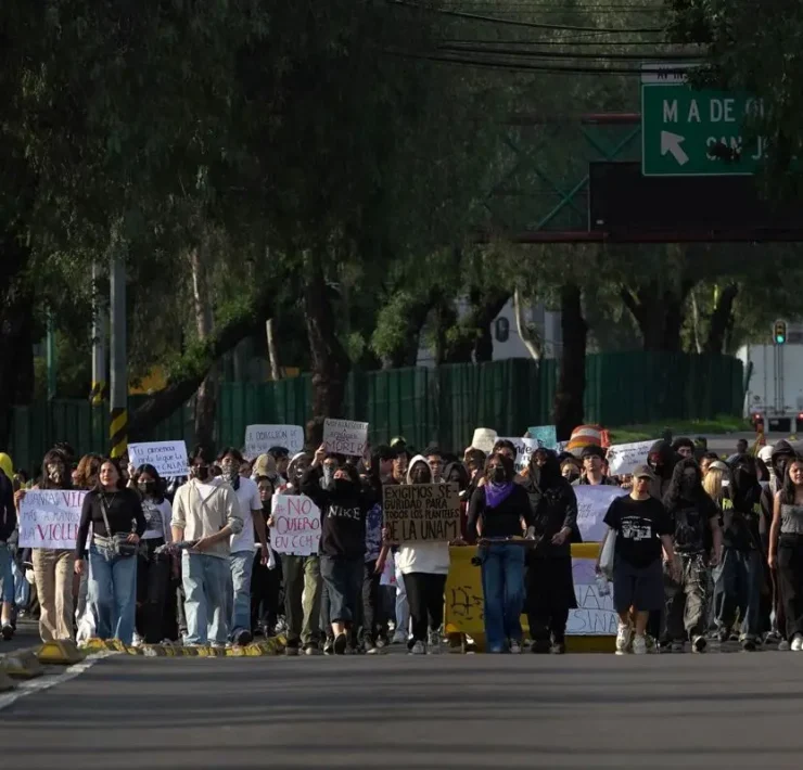 Sheinbaum anuncia programa integral de apoyo a jóvenes ante crisis en planteles universitarios