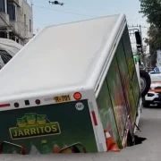 Socavón en Iztapalapa revela deterioro de la red de drenaje; camión refresquero quedó atrapado