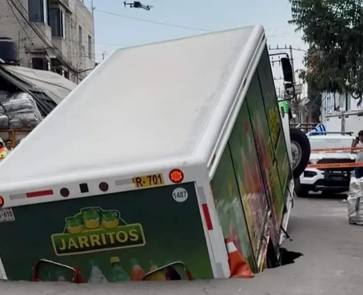 Socavón en Iztapalapa revela deterioro de la red de drenaje; camión refresquero quedó atrapado