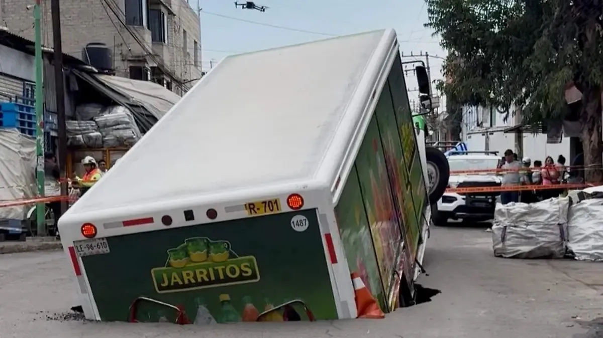 Socavón en Iztapalapa revela deterioro de la red de drenaje; camión refresquero quedó atrapado