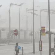 Supertifón Ragasa toca tierra en China