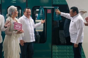 El Gobernador Joaquín Díaz Mena atestiguó la entrega del distintivo “Hecho en México” al Tren Maya, otorgado por la Secretaría de Economía como reconocimiento a una obra ferroviaria construida con talento y manos mexicanas.