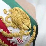 Claudia Sheinbaum recibe la banda presidencial confeccionada por mujeres militares para su primer Grito de Independencia