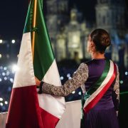 Claudia Sheinbaum marca un hito histórico en su primer Grito de Independencia con un vestido artesanal cargado de simbolismo feminista y nacional