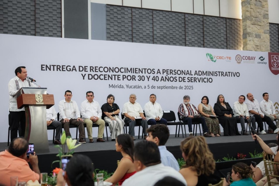 Reconocimiento Real: Yucatán amplía aguinaldo a docentes de nivel medio superior