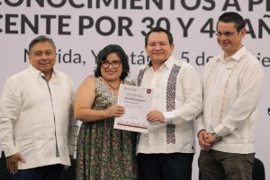 El Gobernador Joaquín Díaz Mena anunció dos días adicionales de aguinaldo para docentes y personal educativo de nivel medio superior.