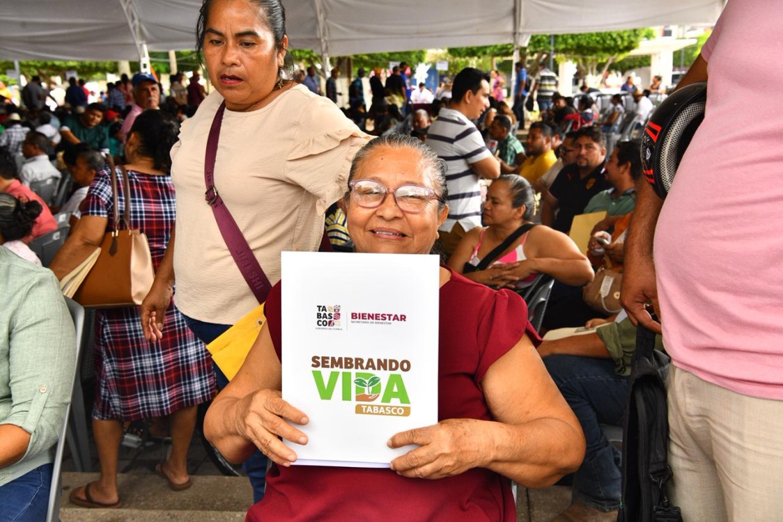 sembradores en el parque central Benito Juárez García