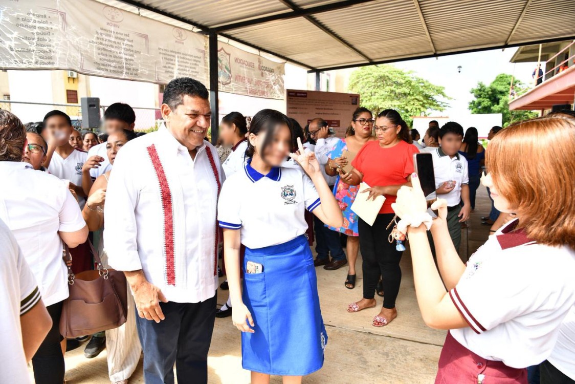 supervisa construcción de aulas