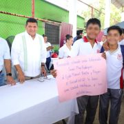 un gobernador visita la comunidad Manuel Buelta y Rayón en Teapa