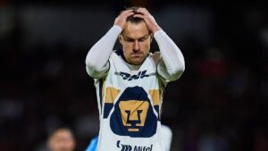 Aaron Ramsey se despide de Pumas antes de finalizar el Apertura 2025. 