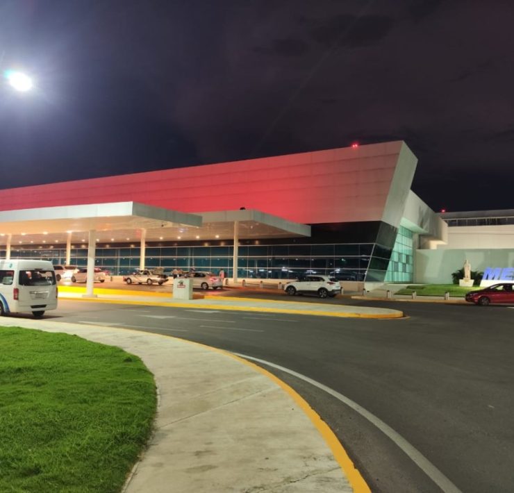Aeropuerto de Mérida se viste de rosa