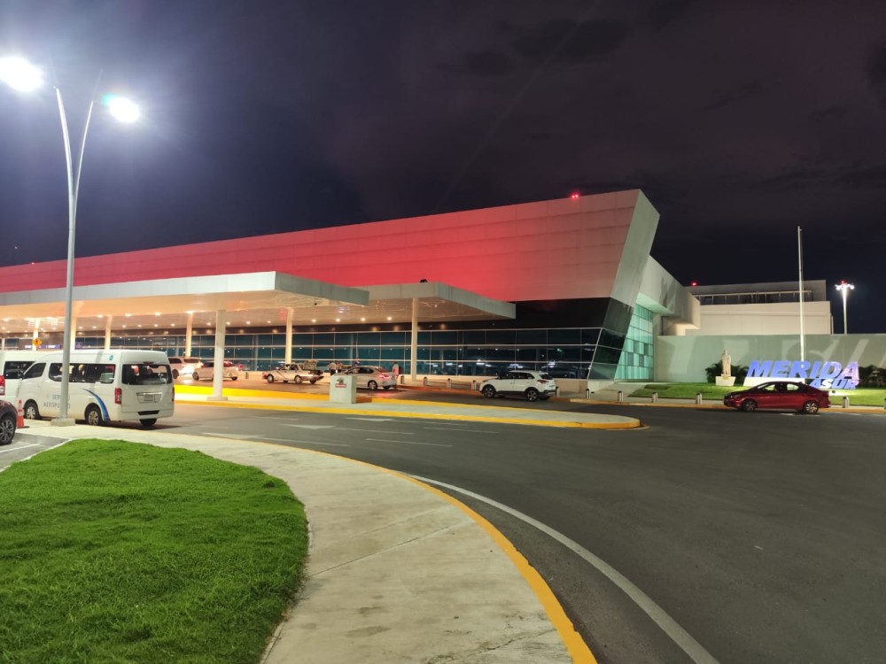 Aeropuerto de Mérida se viste de rosa