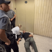 Agentes federales empujan a periodista en corte de inmigración