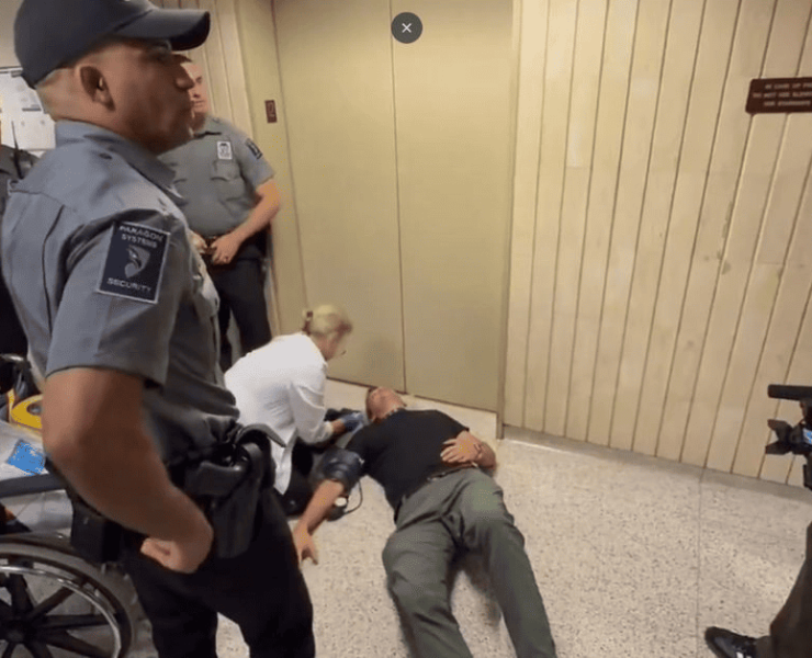 Agentes federales empujan a periodista en corte de inmigración