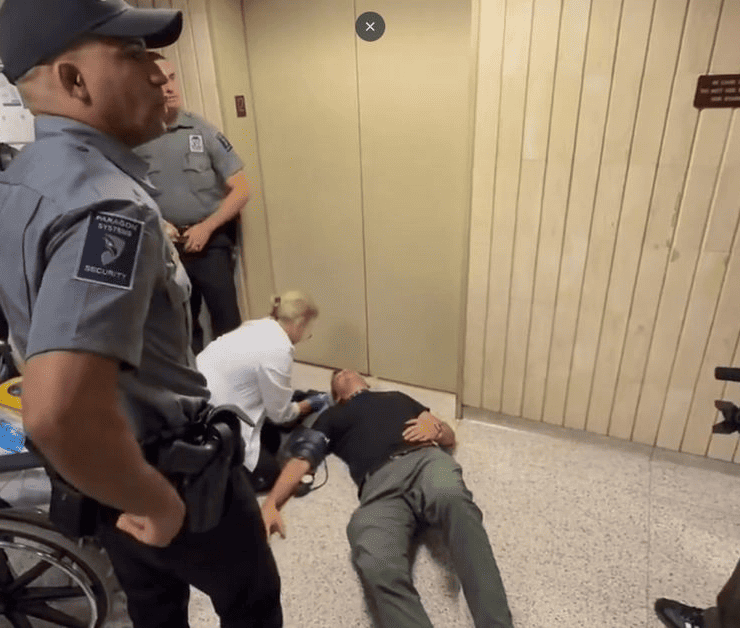 Agentes federales empujan a periodista en corte de inmigración