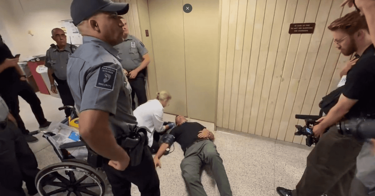 Agentes federales empujan a periodista en corte de inmigración