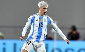 Alejandro Garnacho del Manchester United, destaca por su velocidad en la banda izquierda.