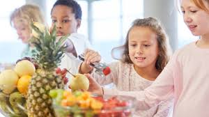 Durante el lanzamiento del programa en Mérida, expertos en nutrición guiaron a los niños en la preparación de alimentos sanos, reforzando los hábitos alimentarios saludables en la infancia desde las aulas.
