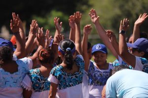 El equipo juega descalzo, manteniendo una tradición que forma parte de su identidad, y se presenta en el campo con su hipil como símbolo de orgullo y resistencia