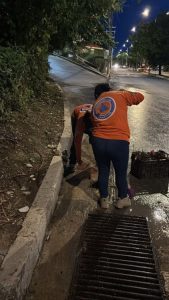 Trabajadores municipales realizando poda de árboles y limpieza en parques de la cabecera municipal, garantizando que **sigue la atención de servicios públicos en todos los rincones de Campeche