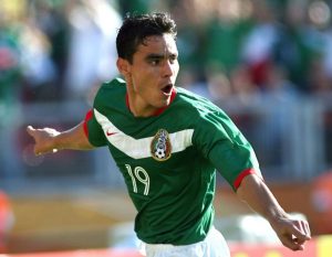 El exjugador de Chivas y de la Selección Mexicana escuchó la resolución en los juzgados de Puerta Grande, donde se confirmó que Omar “N” seguirá en prisión.