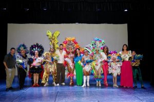Los nuevos reyes del Carnaval de Mérida 2026 celebran su coronación entre aplausos y alegría tras una reñida competencia.