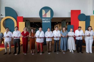 Autoridades y empresarios durante la inauguración, donde arrancó la convención de madereros en el Centro de Convenciones Yucatán Siglo XXI.