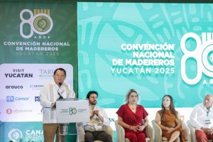 Empresarios y representantes del sector maderero compartiendo ideas y oportunidades durante el día en que arrancó la convención de madereros.