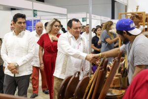 El Gobernador Joaquín Díaz Mena y líderes del sector maderero durante la ceremonia inaugural, donde oficialmente arrancó la convención de madereros en Yucatán.