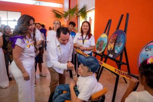 : La Maestra Wendy Méndez Naal, presidenta del DIF Yucatán, anuncia la aportación adicional de 8 millones de pesos al CRIT, reafirmando que Díaz Mena apoya al Teletón.