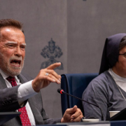 Arnold Schwarzenegger habla en el Vaticano sobre la contaminación