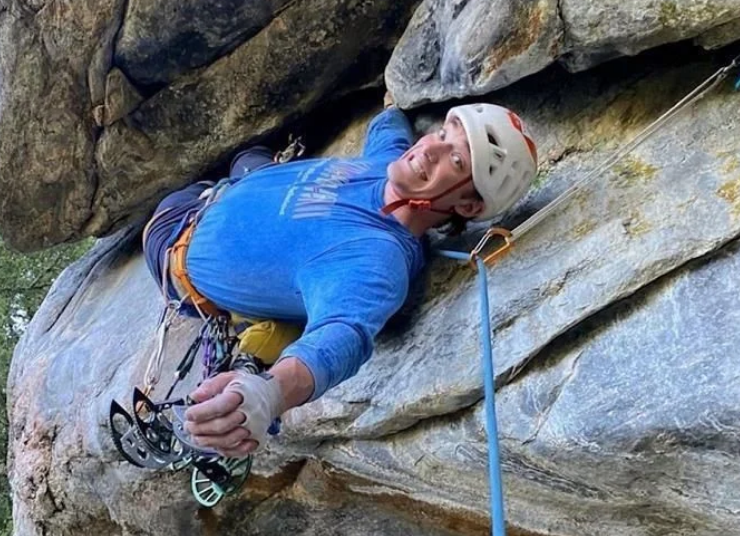 Escalador fallece al transmitir en tiktok, las redes sociales cada vez más peligrosas