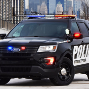 Policías desatan balacera al ser embestidos por múltiples vehículos