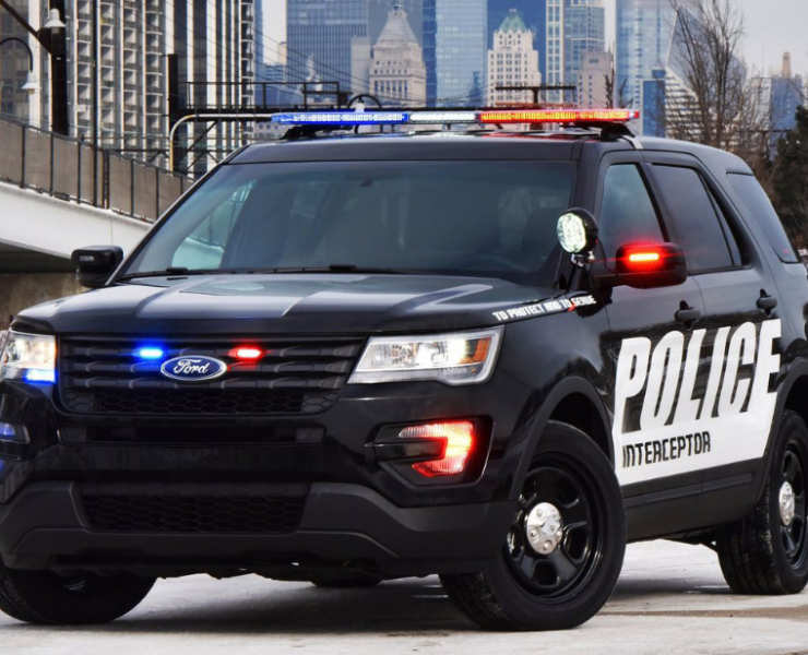 Policías desatan balacera al ser embestidos por múltiples vehículos